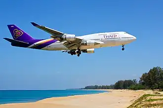Boeing 747-400 авиакомпании Thai Airways International заходит на посадку в международный аэропорт Пхукета, 2010 год