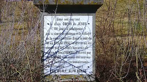 Эпитафия у подножия статуи