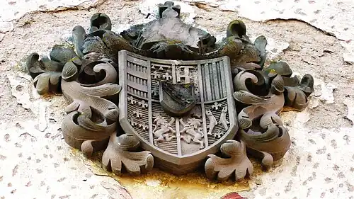 Шато, герб над воротами