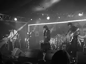 Howling Bells на ежегодном фестивале Summer Sundae, Лестер, август 2008
Слева направо: Брендан Пиччио, Хуанита Штайн, Гленн Моул, Джоэл Штайн