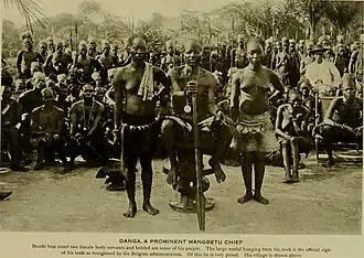 Вождь мангбету Данга и его служанки. Экспедиция в Бельгийское Конго, 1909—1915