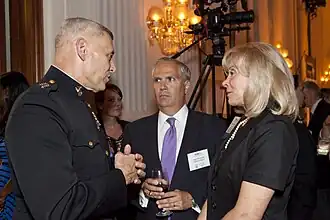 Ваго Мурадян в центре