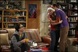 Сцена обмена подарками. Растроганный Шелдон неожиданно обнимает Пенни