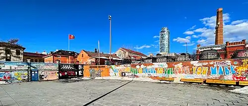 Стена памяти у мемориала The Beatles