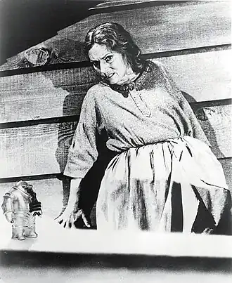 Сцена сражения женщины с роботом