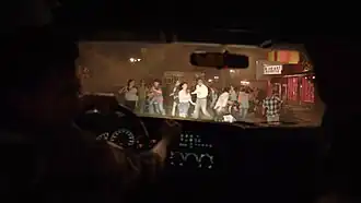 Джоэл, Томми и Сара проезжают сквозь большую толпу. Эпизод вождения снимался в течение четырёх недель с участием сотни статистов, а его операторскую работу сравнивали с видеоигрой.