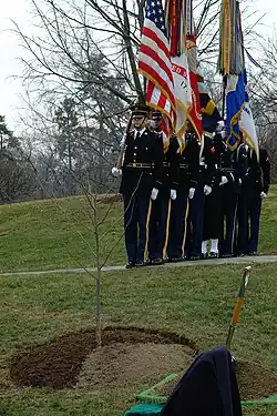 Посадка «лунного дерева» второго поколения на Арлингтонском национальном кладбище 9 февраля 2005 года