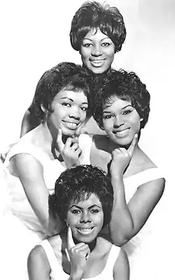 The Shirelles в 1963 году. Сверху по часовой стрелке:  Микки Харрис, Ширли Оуэнс, Беверли Ли и Дорис Коли.