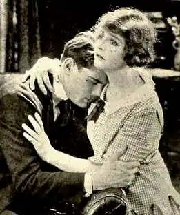 С Ллойдом Хьюзом в фильме «Виртуозный вор[англ.]» (1919)