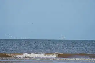 Вид в сторону плавучих ветряных электростанций из залива Уош летом 2019 года