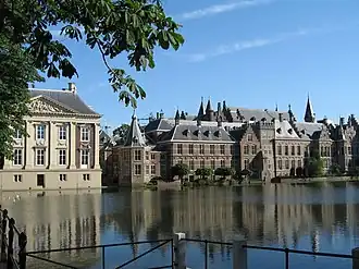 Правительственный комплекс Бинненхоф в Гааге. Слева в центре башня Торентье — офис премьер-министра.