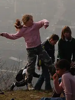 Девочка кидает камни