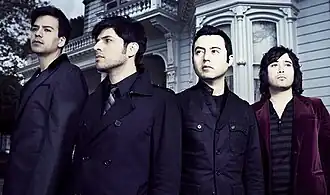 Слева направо: Джои Медина, Стив Мангарро, Чак Гил, Рауль Мартинес