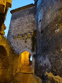 Вход в деревню Эз ночью