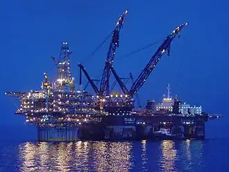 Thialf ночью. Платформа Holstein