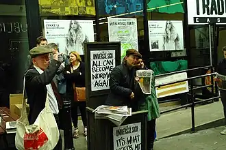 Стэнли Донвуд (слева) с Томом Йорком в 2011 году