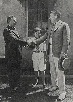 Кэхилл (слева) в 1923 году