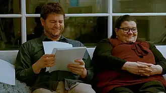 Кадр из фильма на Youtube: Д. Линдси и Х. Плакроуз смеются над своими рукописями.