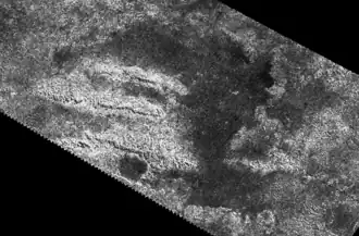 Горы Митрим&nbsp;— яркие хребты слева. Радарный снимок «Кассини», 12 мая 2008 (ширина&nbsp;— около 300 км)