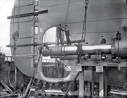 Установка вала правого гребного винта