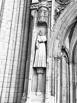 Юлиана Нориджская слева от главного входа