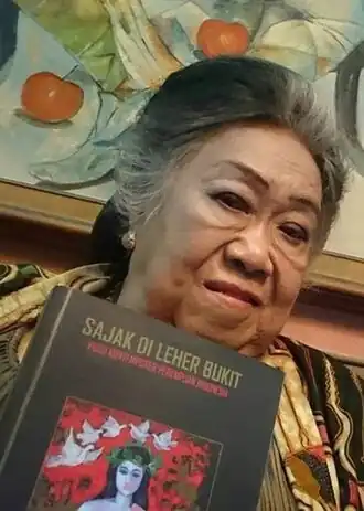 Тути Хэрати с билингвальным сборником поэзии «Стихи со склона горы» (индонезийский- русский). Джакарта, 16 марта 2019&nbsp;г.