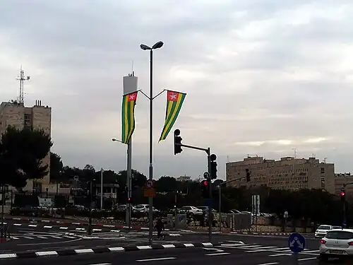 Во время визитов глав государств у входа в здание правительства и на дорогах, ведущих к нему, вывешивался государственный флаг