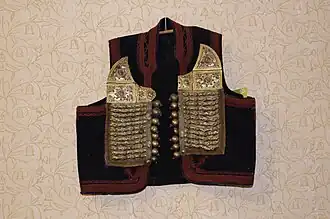 Безрукавка-токе, экспонат того же музея