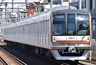 Поезд Tokyo Metro серии 10000[англ.] на перегоне между станциями Нэрима и Накамурабаси[англ.]