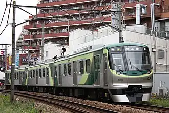 Электричка серии 7000 на линии Икэгами