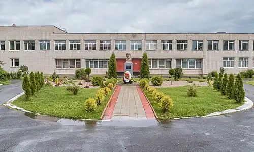 Памятник Ф. И. Толбухину перед школой имени Ф. И. Толбухина