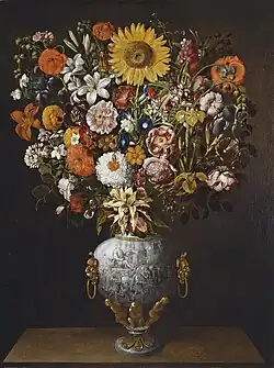 Букет цветов в вазе с изображением квадриги.