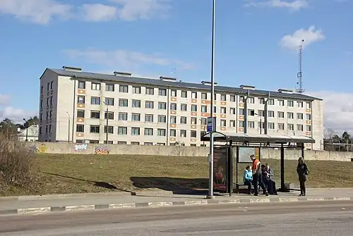 Остановка «Lastehaigla», вид на Тондиские казармы, 2007 год