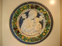 Выполненное из керамики изображение Богоматери.