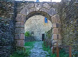 Ворота, ведущие внутрь замка