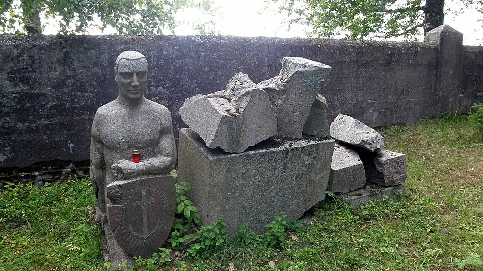 Обломки оригинального памятника Эстонской освободительной войне в саду Тормаской церкви, 2011 год