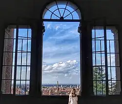 Вид на башню Азинелли из окна коридора