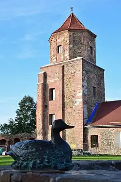 Башня и отделка замкового колодца