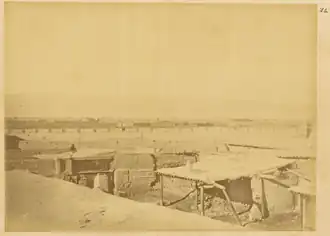 Разоренный в ходе восстаний г. Гучэн. На заднем плане виден Тянь-Шанский хребет и пик Богдо-Ула. Провинция Синьцзян, Китай, 1875 г.