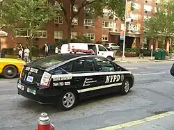Один из автомобилей полиции, Тойота Приус, относится к отделу регулировки движения, используется в основном за пределами Манхэттана, где уличное движение не такое сильное.