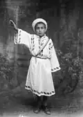 Мальчик в народном костюме, город Слобозия (жудец Яломица); фотография Костикэ Аксинте (рум. Costică Acsinte)