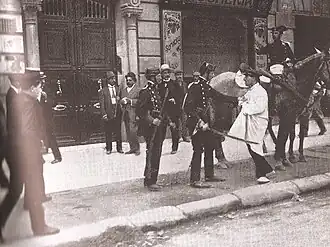 Гражданская гвардия окружает подозрительных лиц