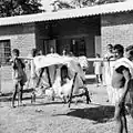 самодельные носилки в Индии 1962 год