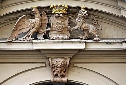 Родовой герб над порталом дворца