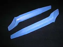 Многоразовое портативное устройство для придания нужного направления струе мочи при женском мочеиспускании марки Travelmate с нешироким задним концом, рассчитанным на прикрытие только небольшой области вокруг наружного отверстия уретры