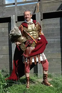 Военный трибун, одетый в доспех Лорика мускулата с птеругами.