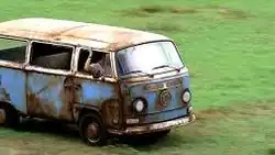 Хёрли, Джин, Сойер и Чарли едут в фургоне ДХАРМЫ, который они нашли и смогли завести.