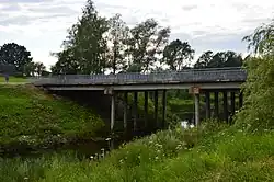 Вид на мост через среднее течение Абулса в Трикате летом 2014 года