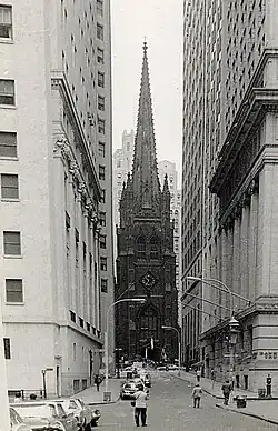 Уолл-стрит и церковь Троицы. Справа&nbsp;— колоннада Нью-Йоркской фондовой биржи