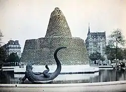 Скульптурная группа «Триумф Республики» в Париже, обложенная мешками с песком для защиты в ходе Первой мировой войны. Гарде были выполнены фигуры крокодилов, которые со всех сторон окружали Республику (ныне не существуют).